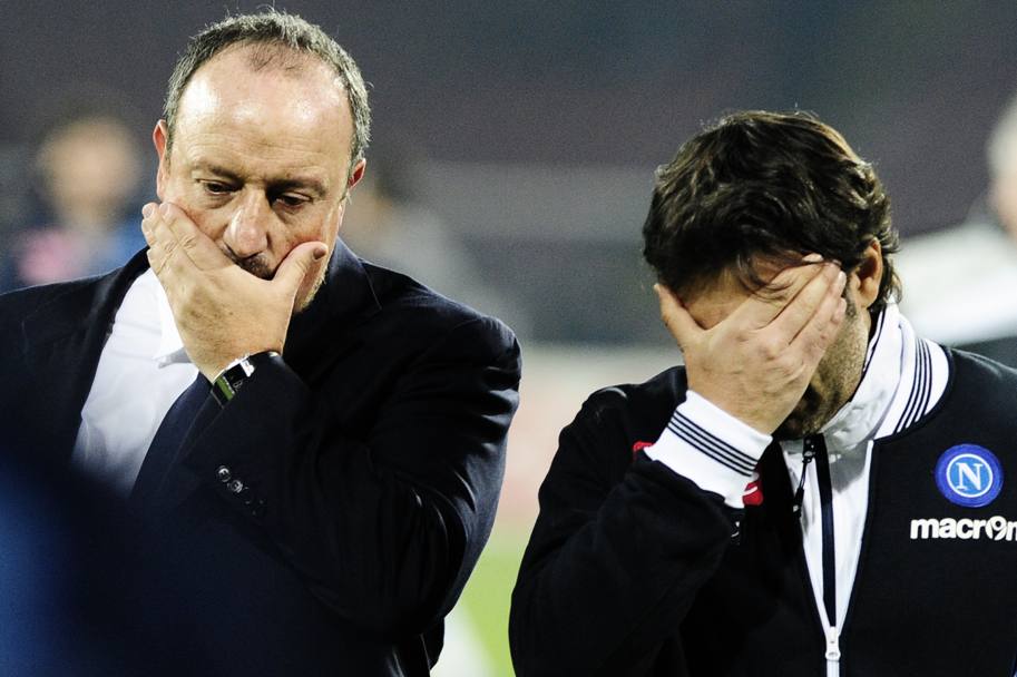 Benitez preoccupato in compagnia del viceallenatore Fabio Pecchia durante Napoli-Udinese, del dicembre 2013 (AFP)